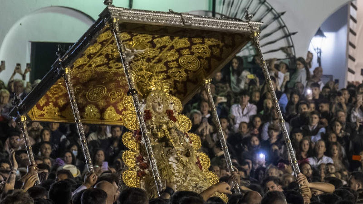 Salida de la Virgen del Rocío de la ermita tras el tradicional salto a la reja. JULIÁN PÉREZ