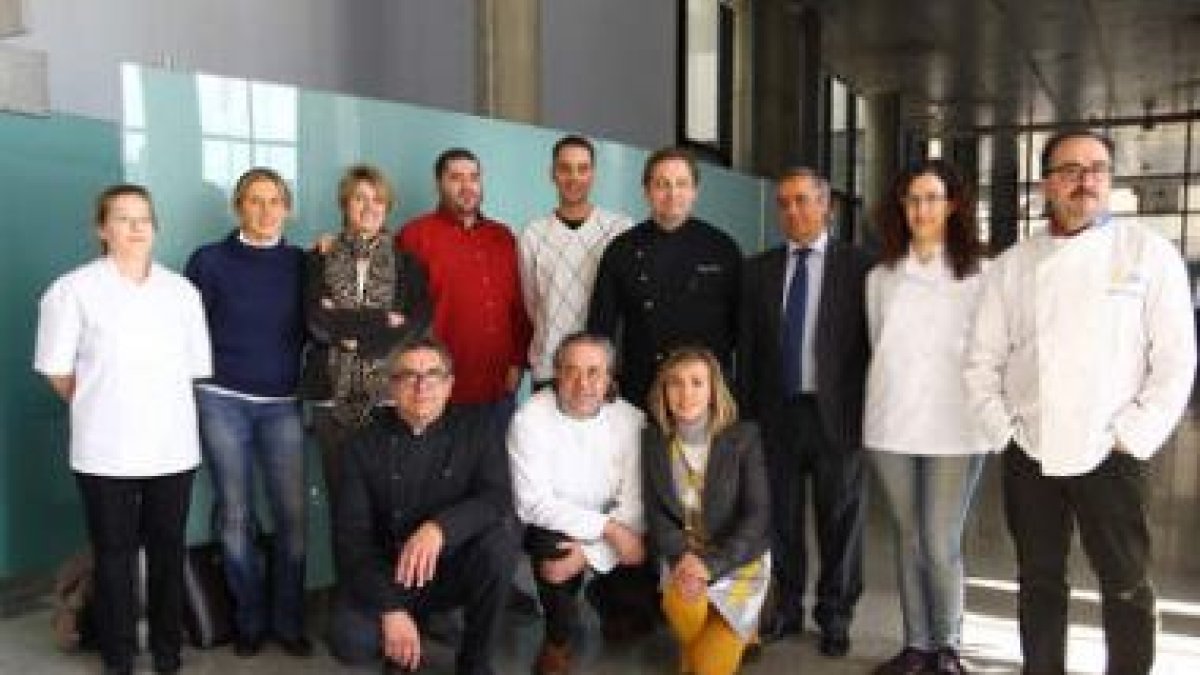 Una representación de los cocineros leoneses, junto a Courel, tercero por la derecha.