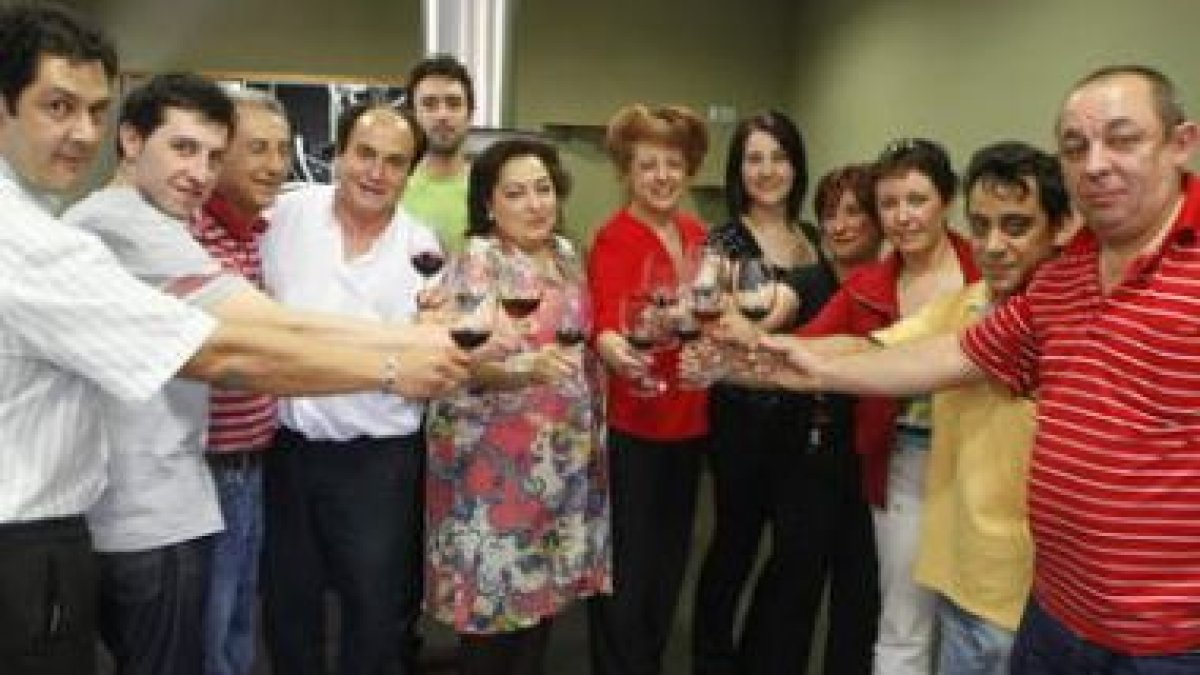 Un momento de la cata celebrada en las naves de Vinos Valderrey.