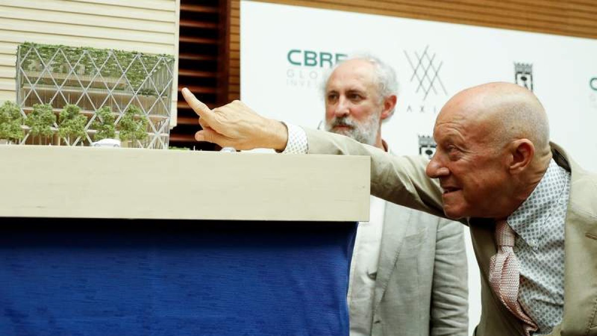 Norman Foster con su diseño para el edificio Barclays. CHEMA MOYA