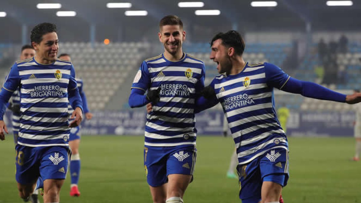 Los jugadores de la Deportiva celebran un gol. LUIS DE LA MATA