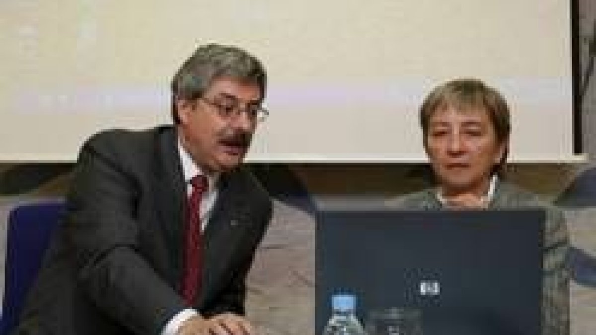 Marcelino Pérez de la Vega y Montserrat Torné durante la conferencia
