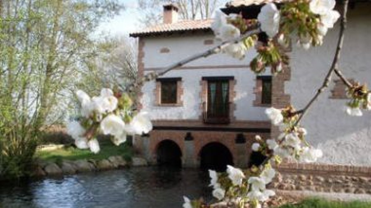 El agua ante el molino, habitaciones y fachada del Molino Galochas en Villavante.