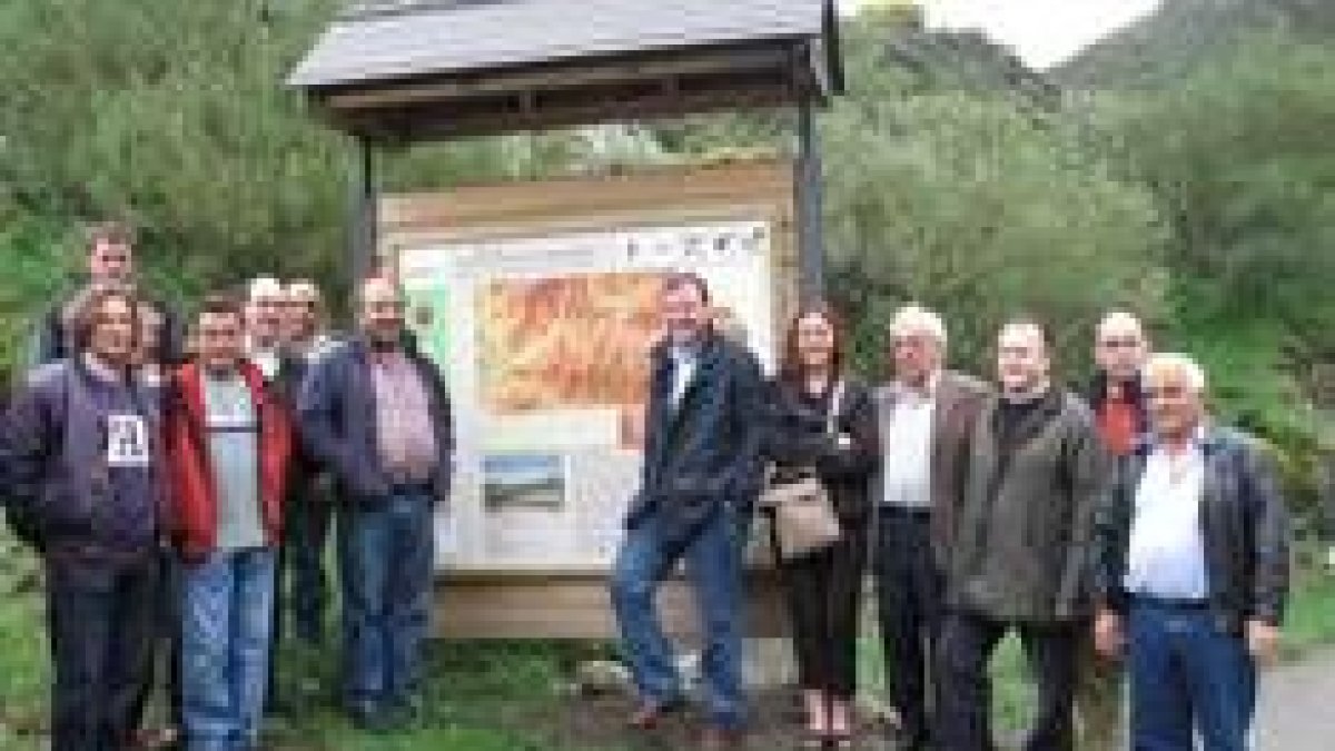 Antonio Silván, con los candidatos de la montaña oriental a en la entrada al valle de Lechada