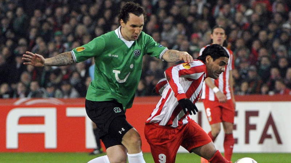 Falcao, autor del segundo gol atlético, supera a Pogatetz.