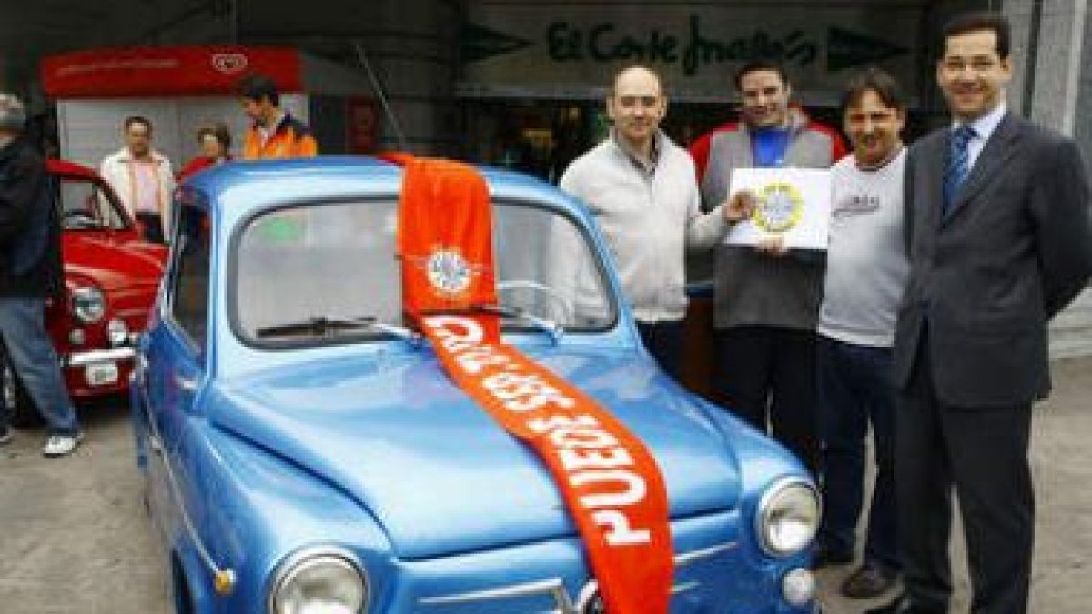 Florentino Fernández entregó el Seat 600 al ganador del sorteo
