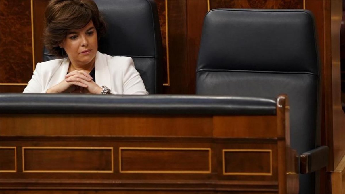 La silla del presidente Rajoy permanece vacía al inicio de la sesión de hoy.