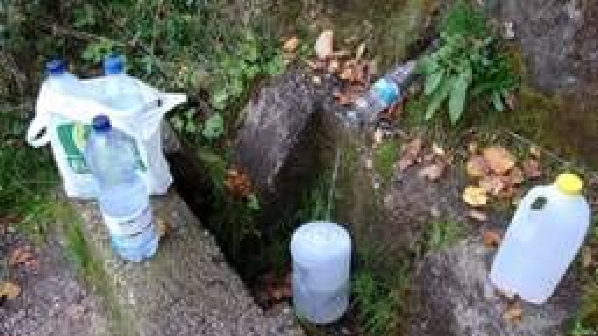 Estado de la fuente del camino de Argovejo donde cogen agua los vecinos de Crémenes
