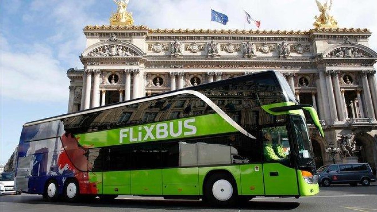 Un vehículo de Flixbus en París, en mayo del 2015.
