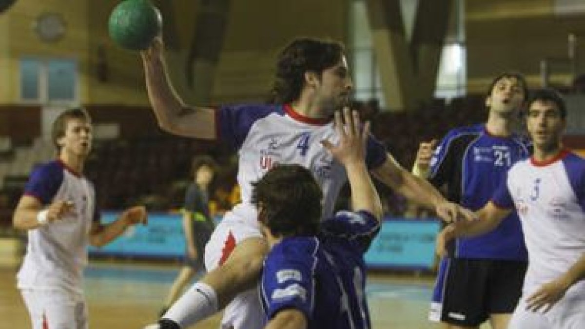 El filial tuvo en su mano el triunfo ante el Cangas.