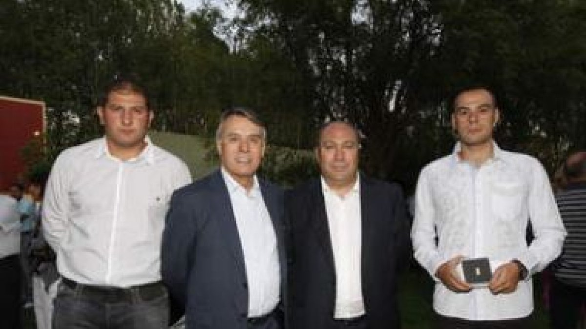 Diego y Marcos, artífices de los Autos Locos, posan con el subdelegado y el alcalde.