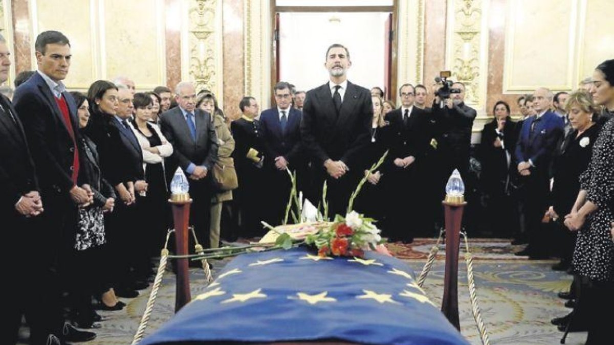 Felipe VI ayer, en la capilla ardiente del expresidente del Congreso Manuel Marín instalada en el salón de los pasos perdidos de la Cámara baja