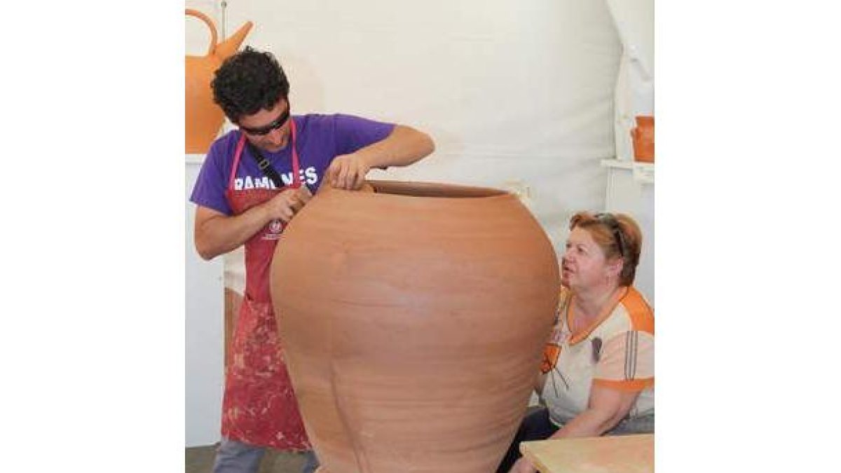 Juan Carlos Fernández ultima la olla gigante que ha realizado en Villablino.