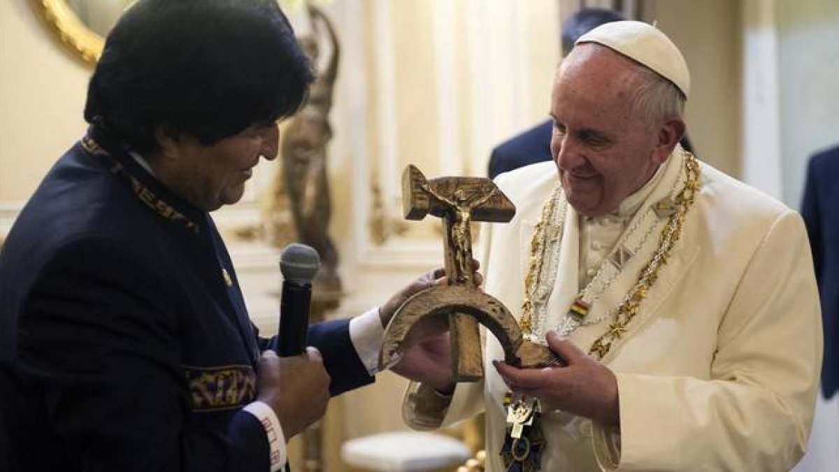 Evo Morales entrega el crucifijo de madera con la hoz y el martillo al Papa, en La Paz, este jueves.