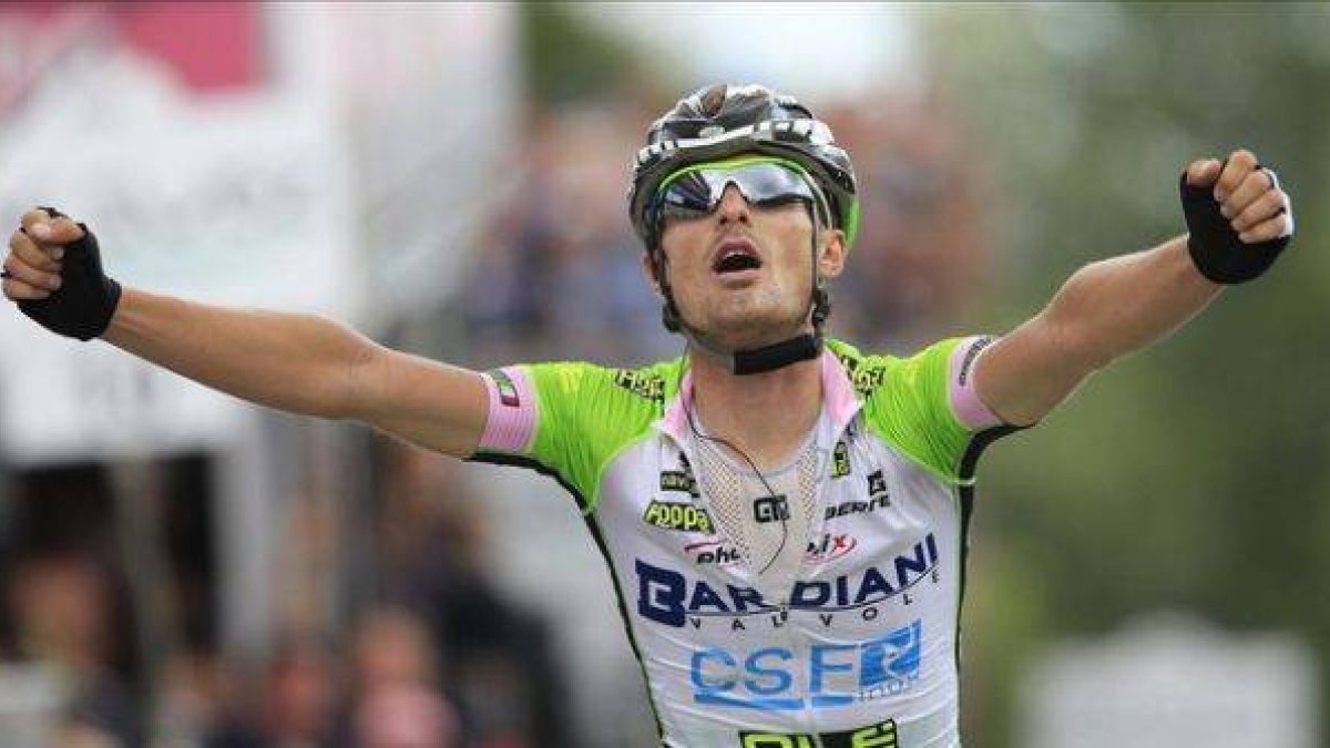Enrico Battaglin celebra la victoria en Oropa.