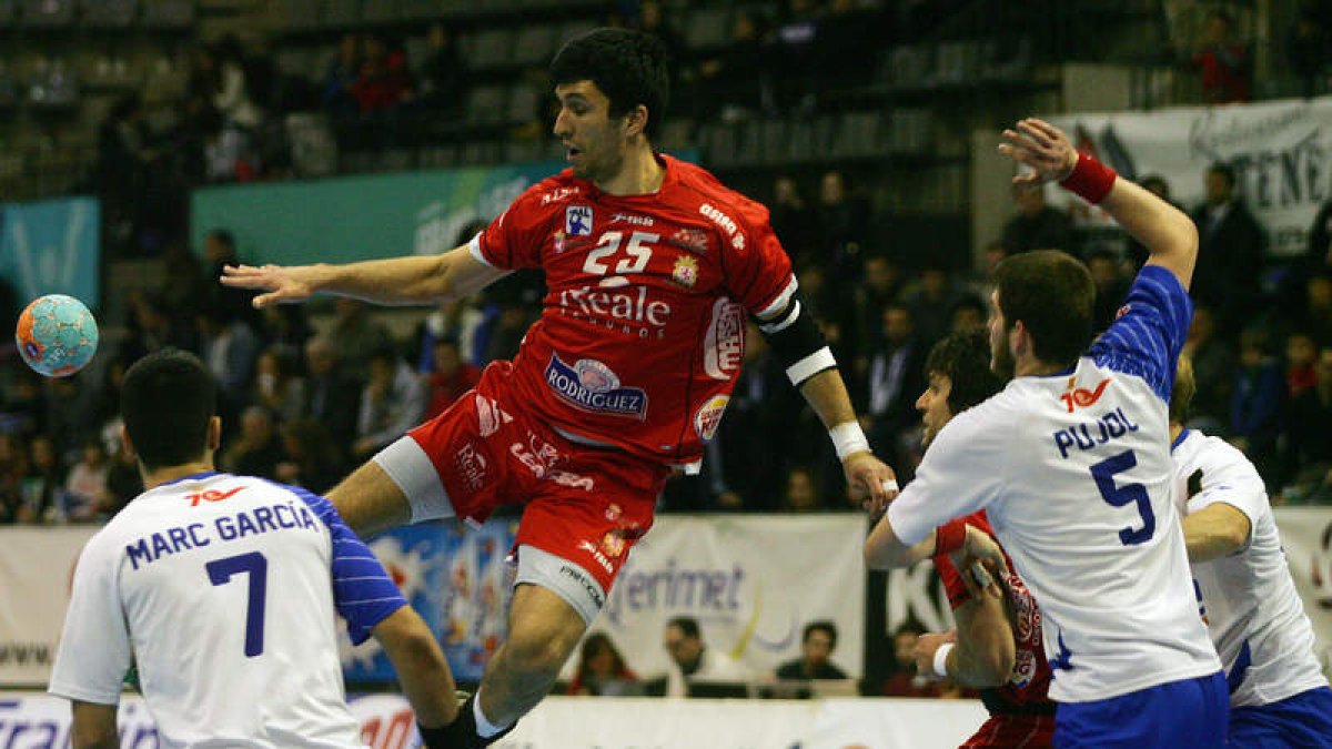 Dacevic intenta pasar el balón ante la oposición de Marc García y Albert Pujol, jugadores del Granollers.
