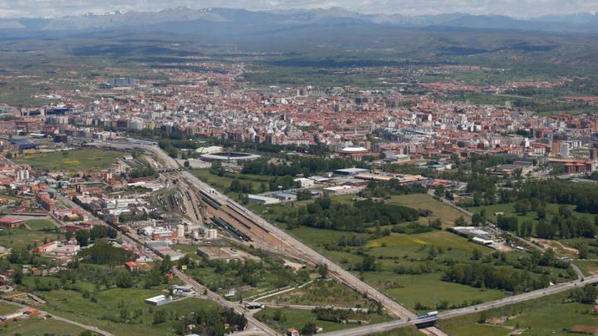 Vista aérea de la ciudad de León. JESÚS F. SALVADORES