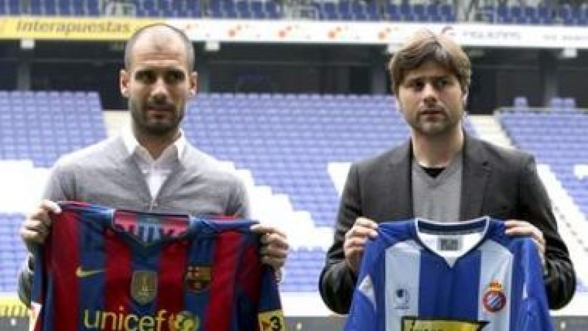 Guardiola (i) y Pochettino muestran las camisetas de sus clubes ayer en el Cornellá-El Prat.