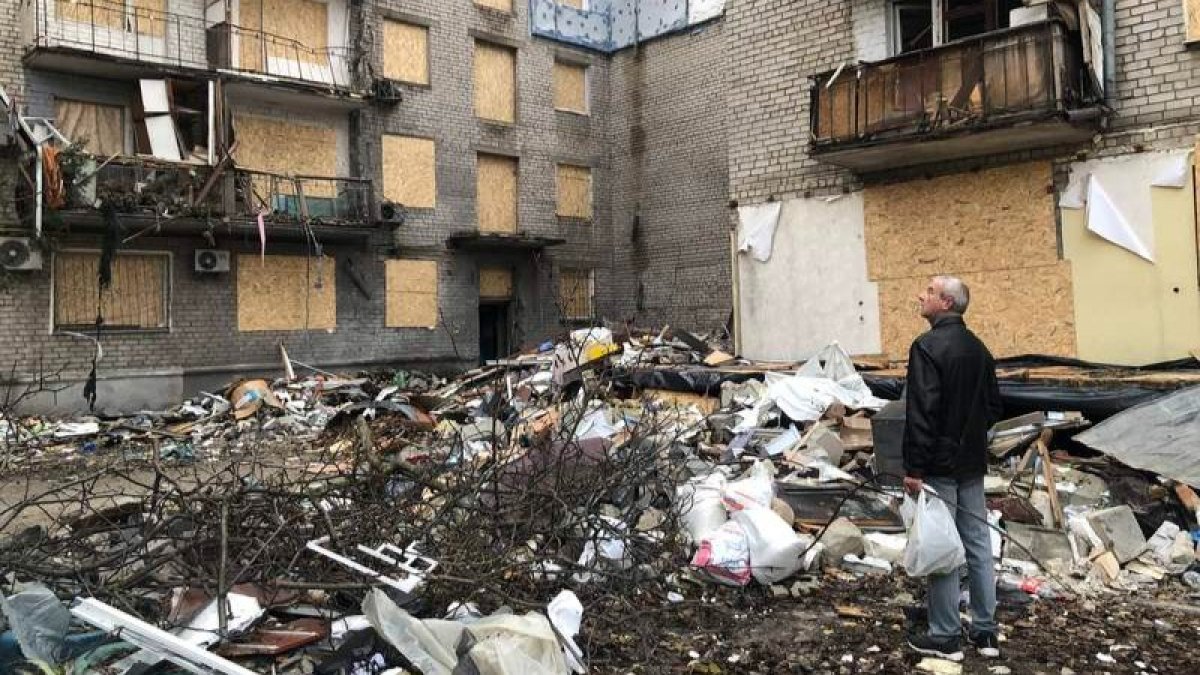 Un hombre mira los destrozos del último misil. GERVASIO SÁNCHEZ