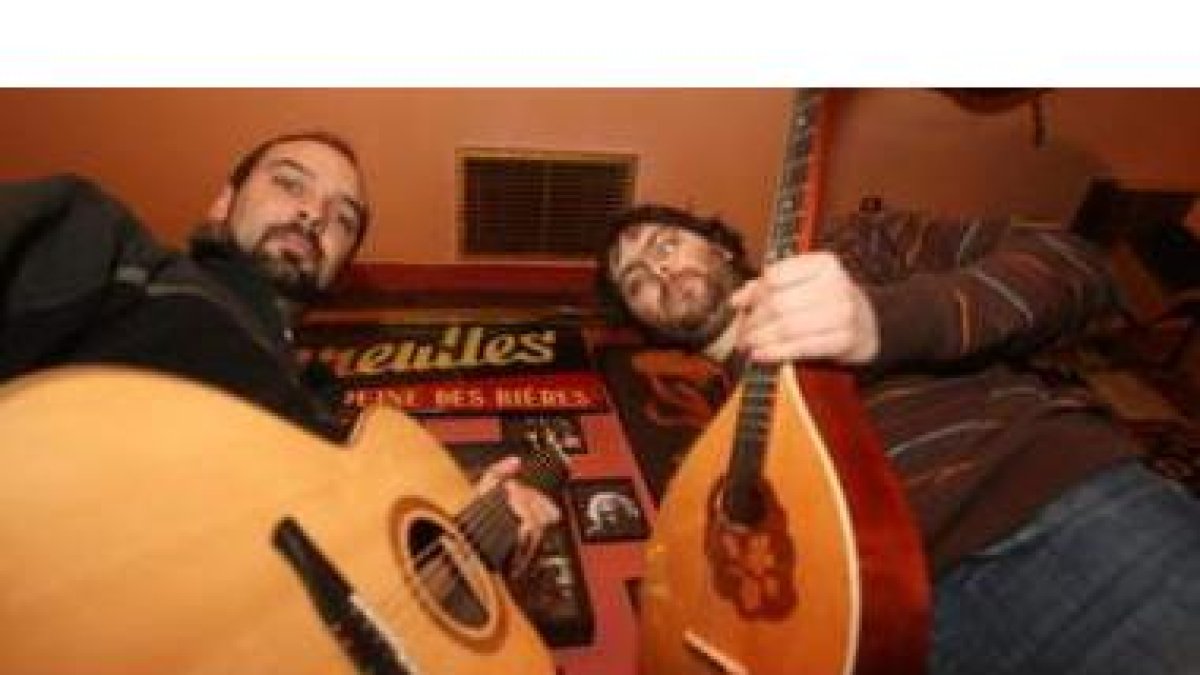 Imagen de los componentes del grupo de folk leonés Tarna.