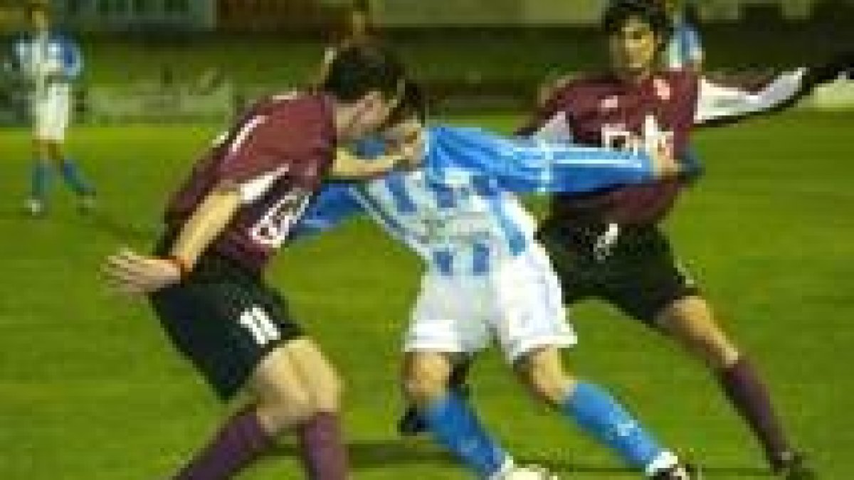 José Ángel, primero, y Fresnedoso, detrás, tratan de recuperar el balón