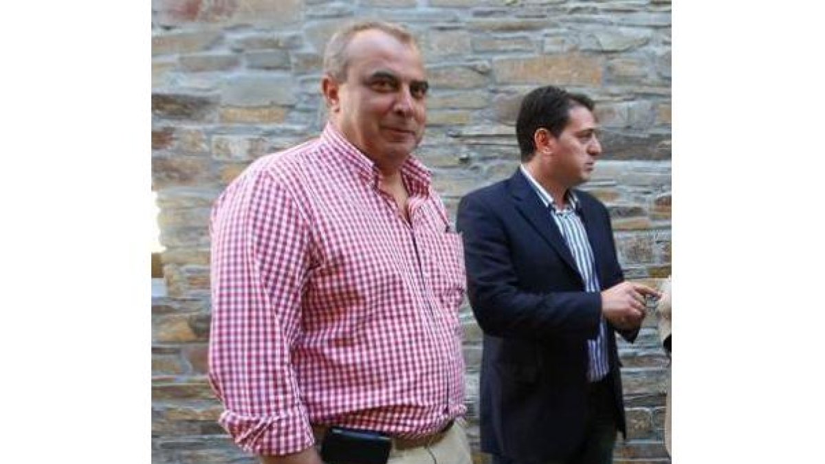 Giménez y el alcalde de Cacabelos en una foto de hace un año.