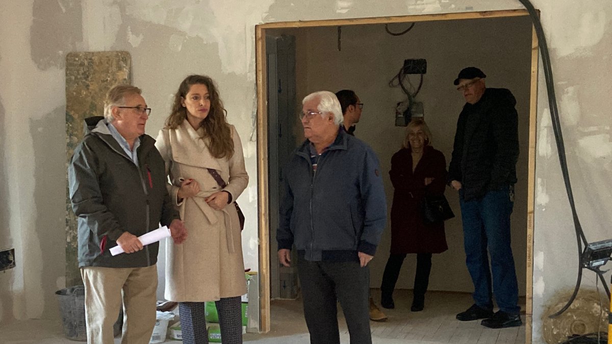 David Fernández y Ester Muñoz, en un momento de la visita. DL