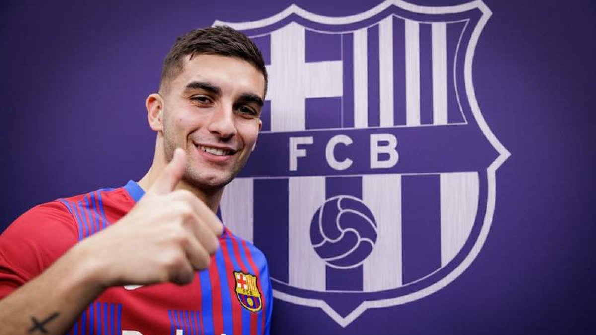 Ferrán Torres posa en el Camp Nou como nuevo fichaje del FC Barcelona. GERMÁN PARGA