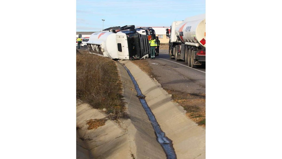 El combustible corre por la cuneta de la N-601.