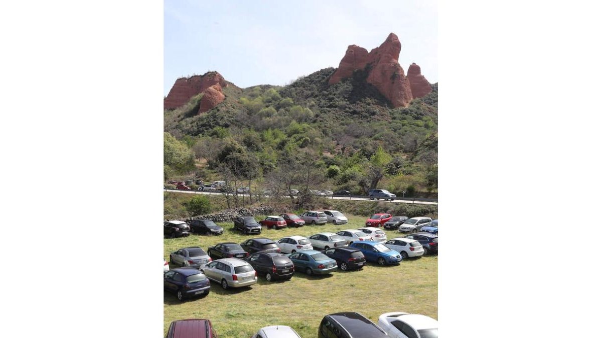 Los aparcamientos en Las Médulas han dado problemas. L. DE LA MATA
