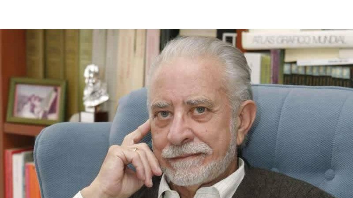 Imagen de archivo del escritor y académico leonés José María Merino tomada en su casa madrileña.