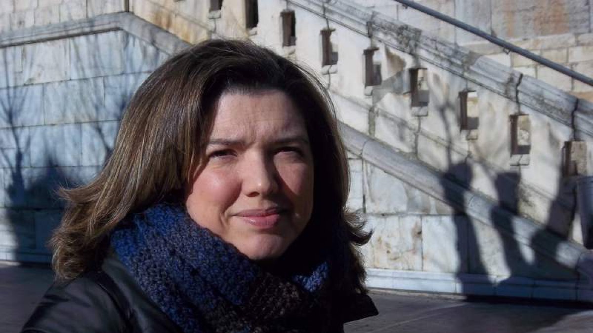 Araceli Cristobalena Frutos en la fachada principal del Archivo Histórico Provincial, en el arco de la cárcel.