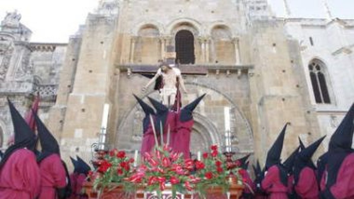 El Cristo fue desenclavado por los hermanos de la cofradía que lleva el mismo nombre