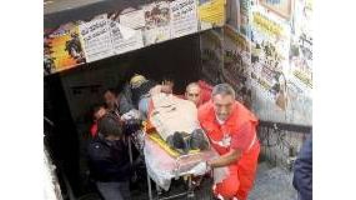 Los equipos de socorro evacúan a uno de los múltiples heridos