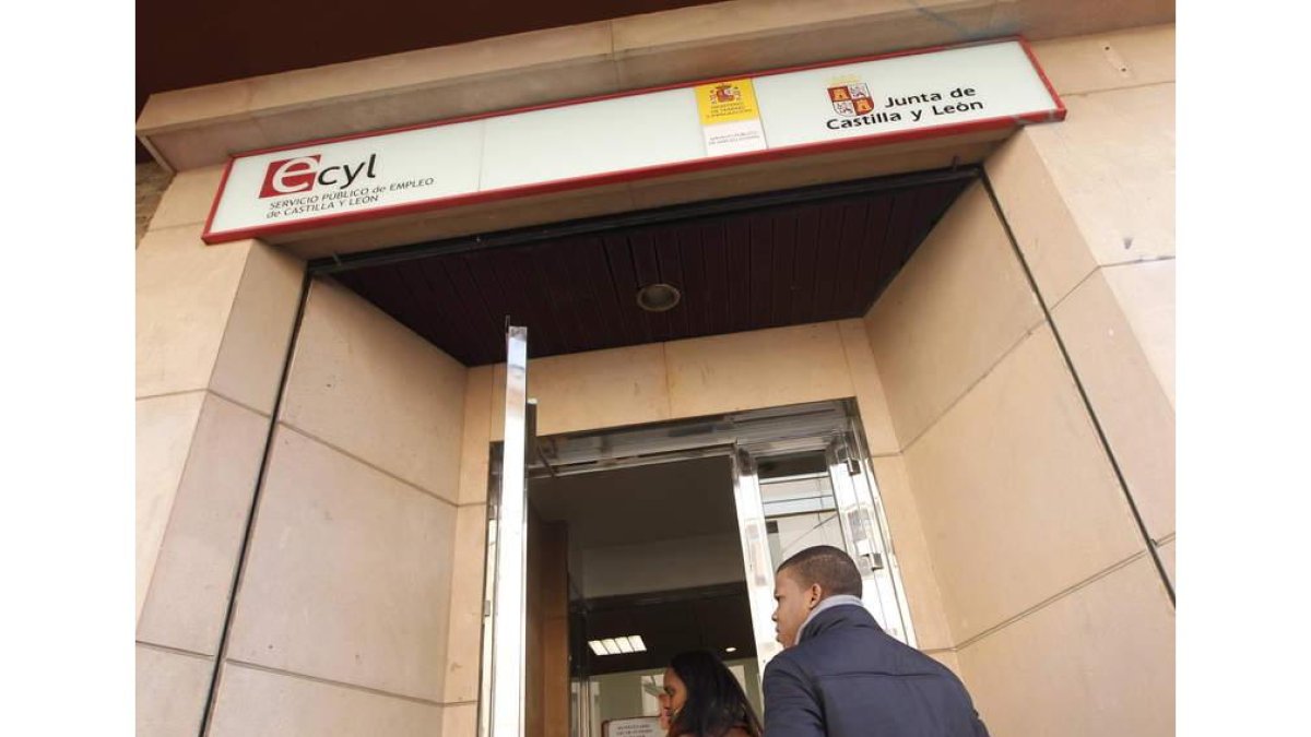 Dos ciudadanos entran en una oficina de empleo de León. JESÚS