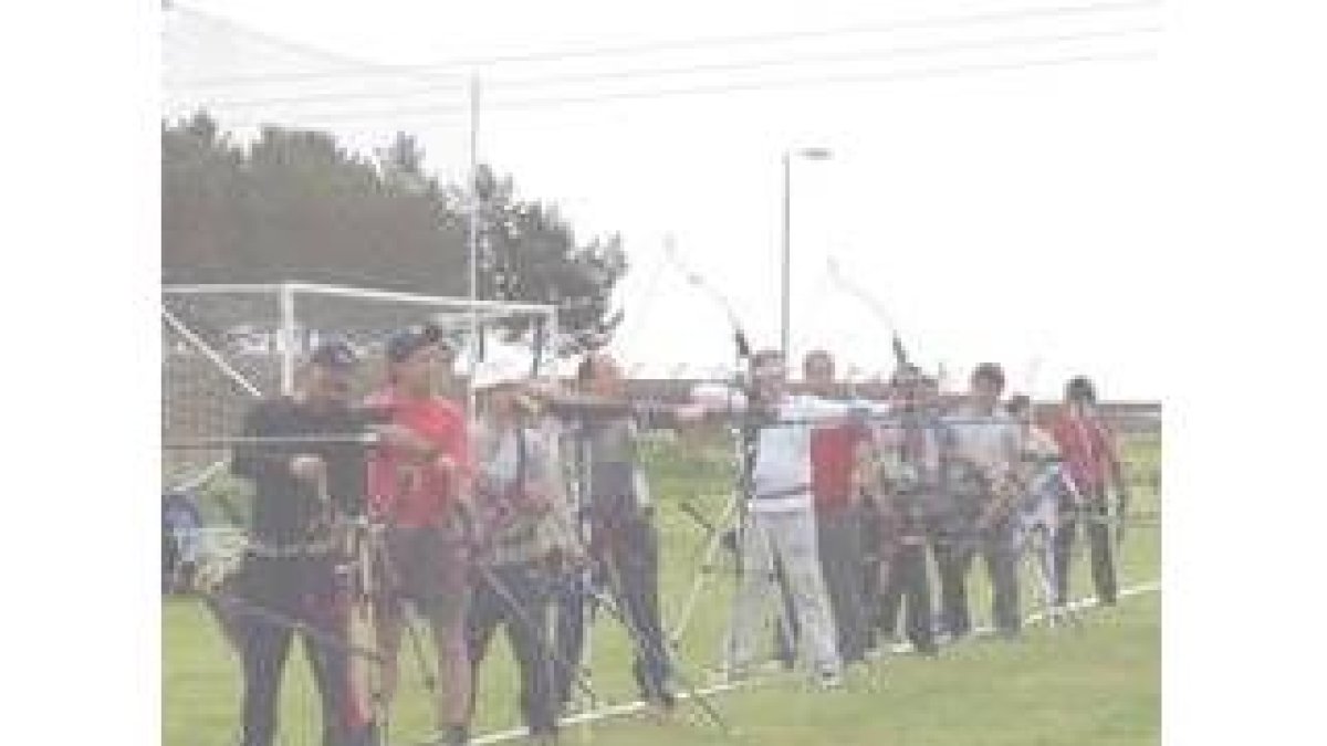 Arqueros en la línea de tiro de la novena edición del trofeo Pérez Francés
