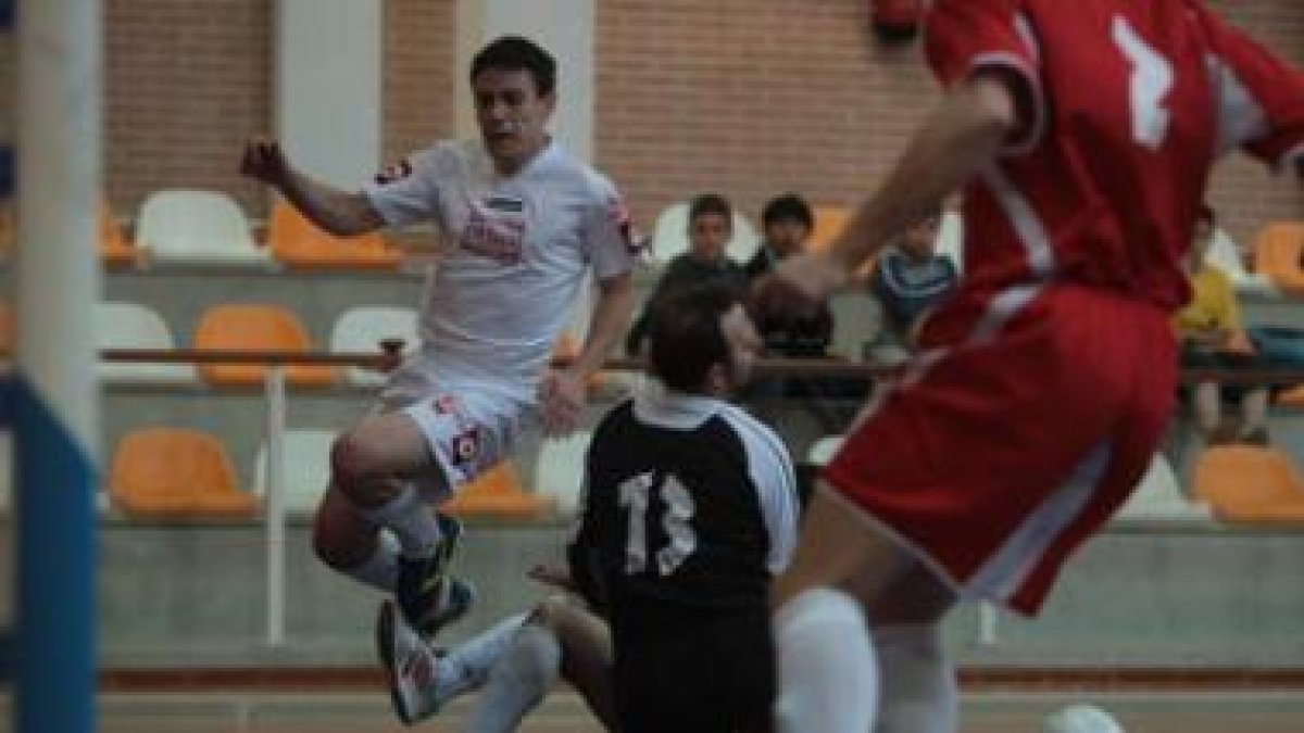 Marcos, a la izquierda, no acertó a batir a Luisma en una de las claras ocasiones de gol de los leon