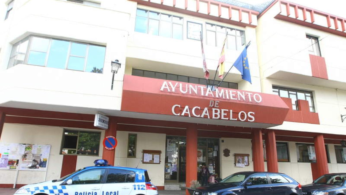 Ayuntamiento de Cacabelos, con la sede la Policía Local en la planta baja, en una imagen de archivo.