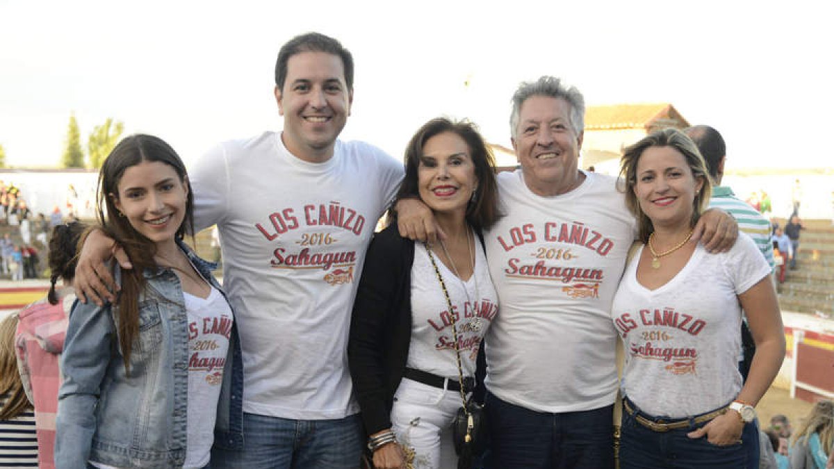 Alberto Aguilar y Manuel Escribano, durante la faena de ayer. A la derecha, una famila descendiente de Sahagún que tras 30 años en Venezuela regresa a su pueblo. ACACIO