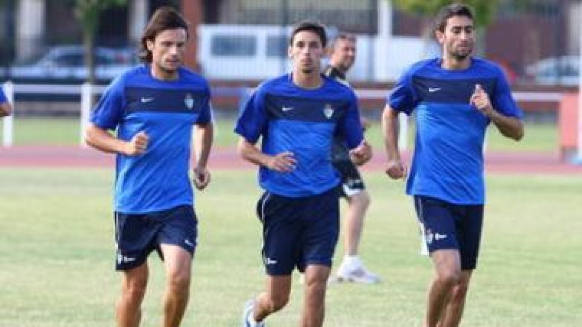 Redondo se perfila como titular en el centro de la zaga.