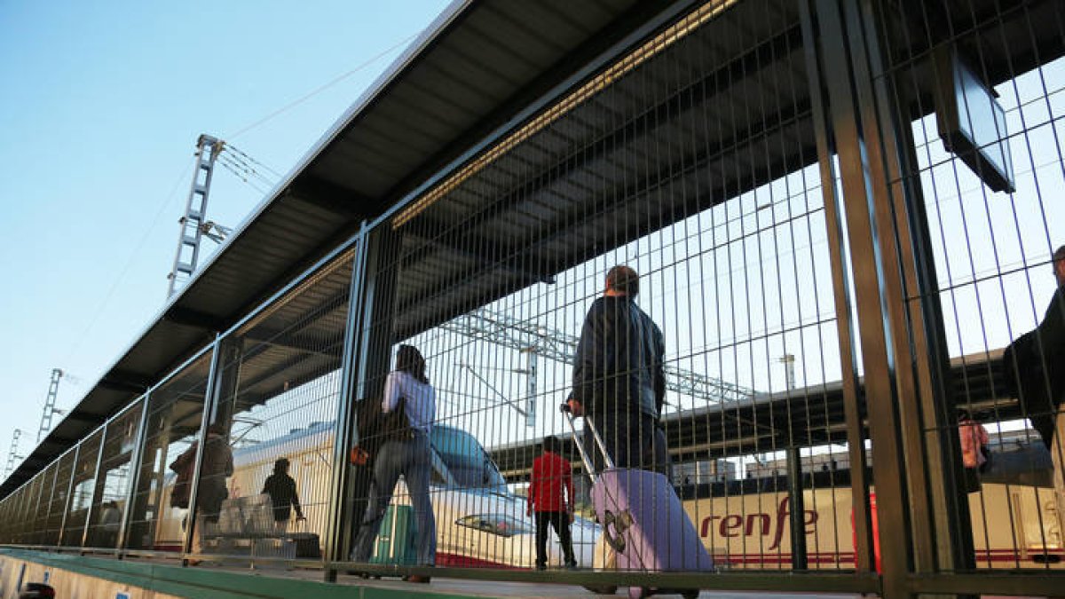 Estación de trenes. Ave. Renfe. Adif. Pasajeros del AVE. León. 08 - noviembre -2015. Secundino Pérez