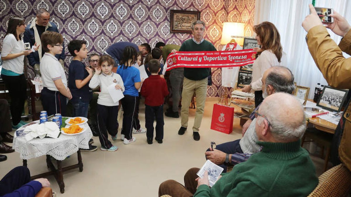 Un momento del taller ‘Futboleros’ que se celebra en la sala de los recuerdos del Centro Alzhéimer de León. SECUNDINO PÉREZ