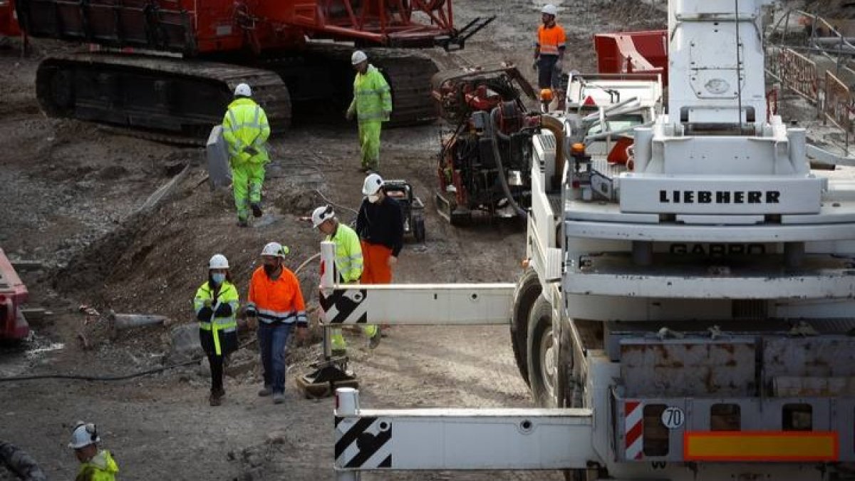 Trabajadores en obras del ferrocarril. DL