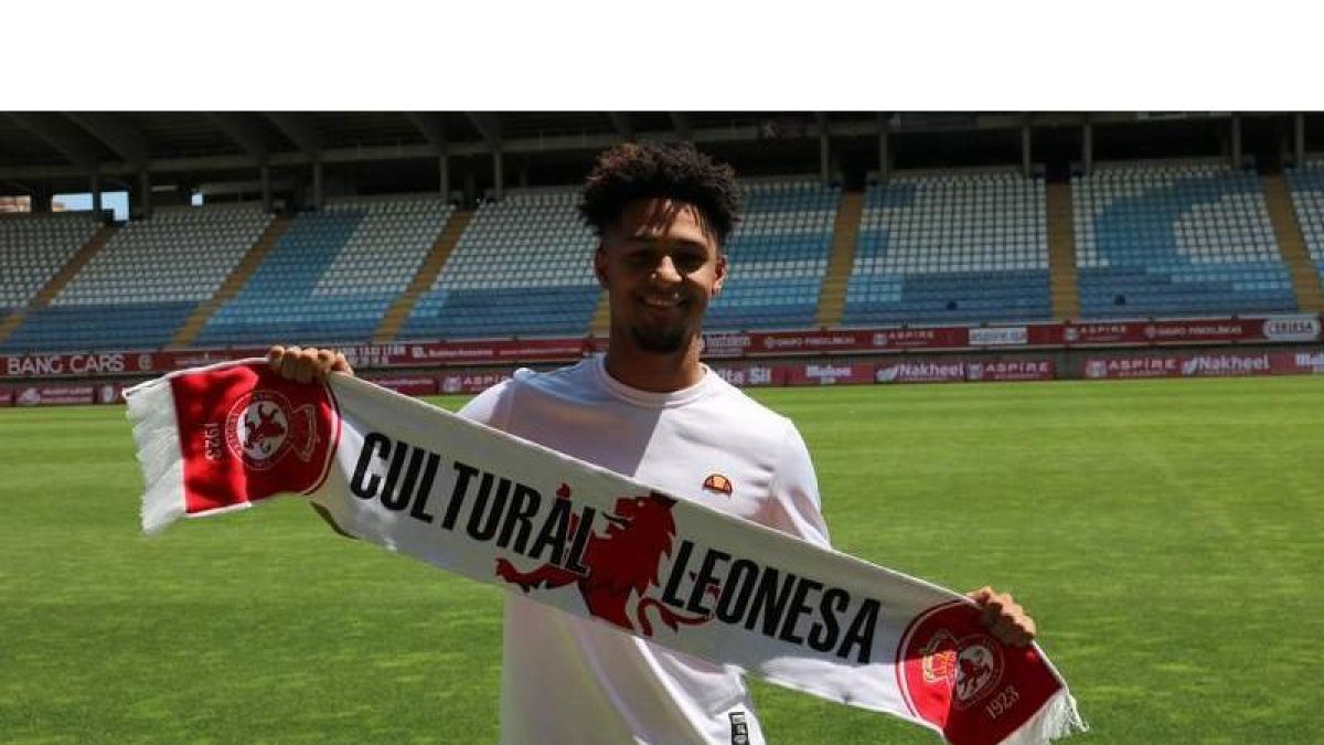 El defensa central Virgil Theresin con la bufanda de la Cultural y Deportiva Leonesa en el estadio Reino de León. CYDL.