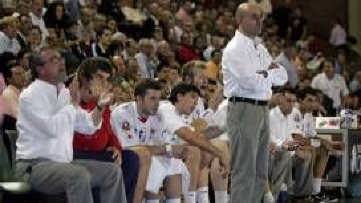 Jordi Ribera observa el encuentro mientras el resto del banquillo anima a sus compañeros