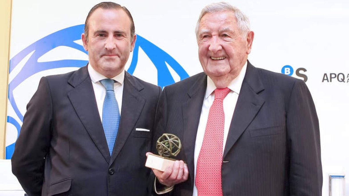 Pablo Junceda junto a Plácido Arango, que posa con el premio Álvarez Margaride-Banco Herrero.