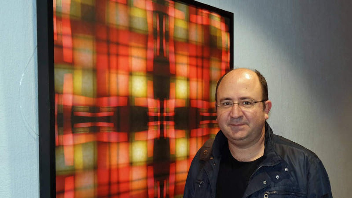 Juan Luis García con una de las obras. CUEVAS