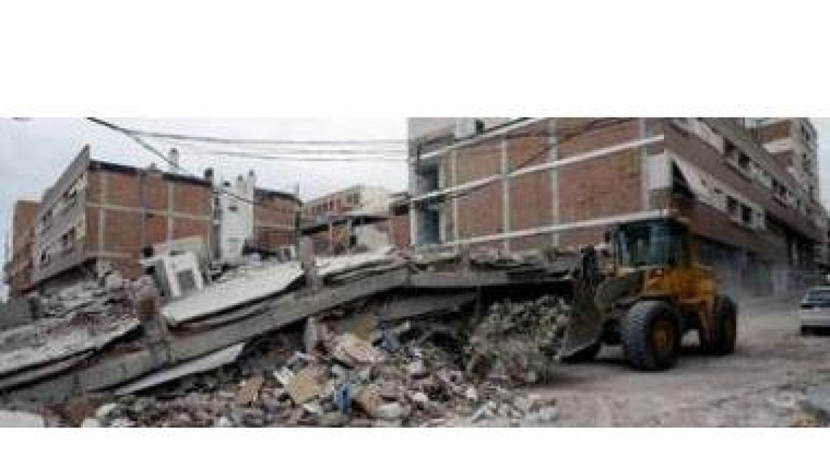 Las labores de desescombro de las calles se desarrollaron desde primera hora de la mañana.