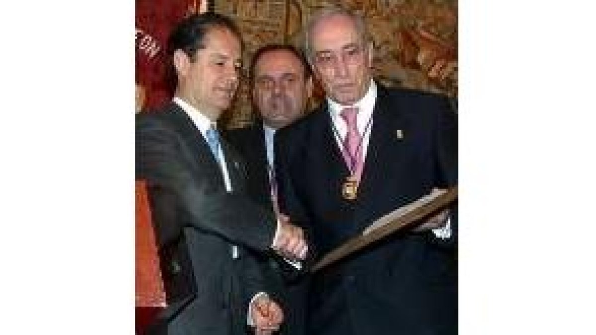 El presidente de la Casa de León junto a uno de los premiados