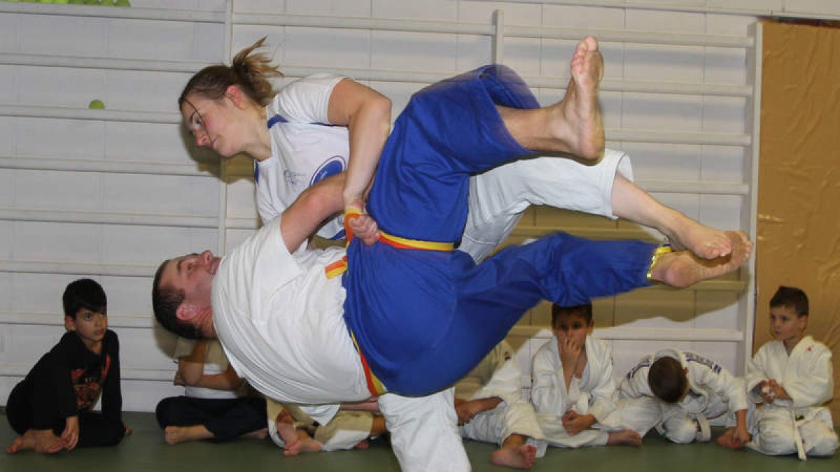 Mónica Matía completa en estos días su preparación «de urgencia» para la gran cita del mundial de lucha coreana al que asiste invitada por la Federación Canaria.
